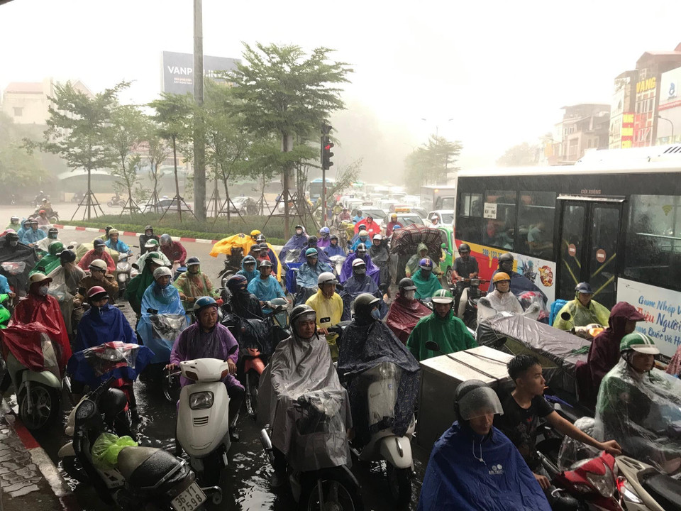 Mưa lớn gây ngập cục bộ và tắc nghẽn giao thông ở đường Trường Chinh. (Ảnh: Trọng Đạt/TTXVN)