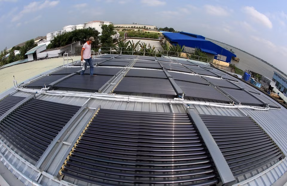 Công ty Điện lực Cần Thơ phối hợp với Công ty TNHH Công nghiệp Thuỷ sản miền Nam triển khai dự án đầu tư tiết kiệm năng lượng theo công nghệ ESCO. (Ảnh: Ngọc Hà/TTXVN)