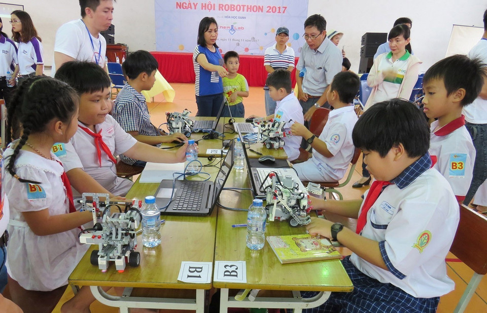 Học sinh thành phố Cần Thơ tham dự Ngày hội Robothon 2017 cấp Tiểu học với chủ đề Hóa học xanh. (Ảnh: Ánh Tuyết/TTXVN)