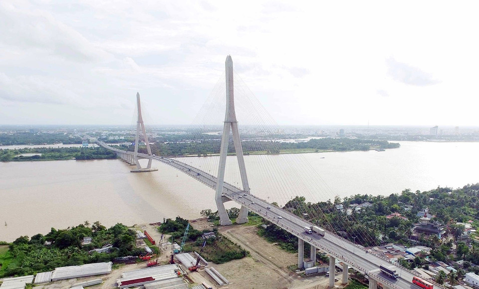 Cầu Cần Thơ bắc qua Sông Hậu, nối với tỉnh Vĩnh Long và Cần Thơ, là cây cầu dây văng có nhịp dẫn chính dài nhất Đông Nam Á. (Ảnh: Mạnh Linh/TTXVN)