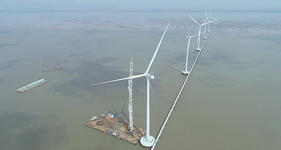 Lắp đặt cánh quạt trụ điện tại Dự án điện Gió Đông Hải 1 (huyện Đông Hải-Bạc Liêu). (Nguồn: TTXVN)