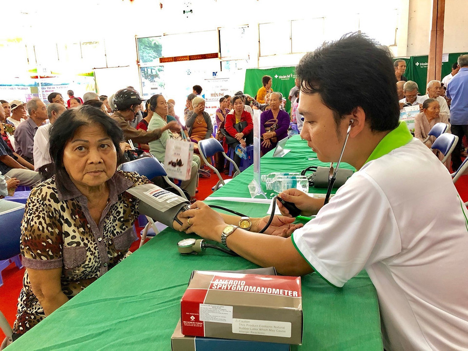 Người dân Cần Thơ được khám và tư vấn sức khoẻ miễn phí trong Ngày hội Chăm sóc sức khỏe cộng đồng Cần Thơ 2018. (Ảnh: Thanh Sang/TTXVN)