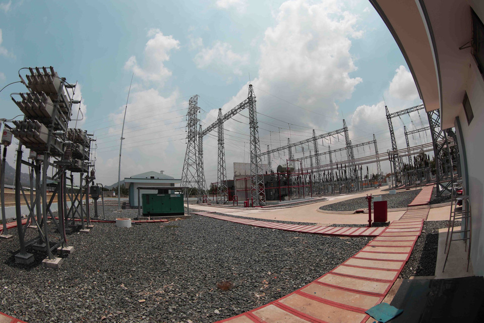 Hệ thống trạm biến áp của nhà máy điện Mặt Trời Sao Mai-An Giang ở xã An Hảo, huyện Tịnh Biên. (Nguồn: TTXVN)