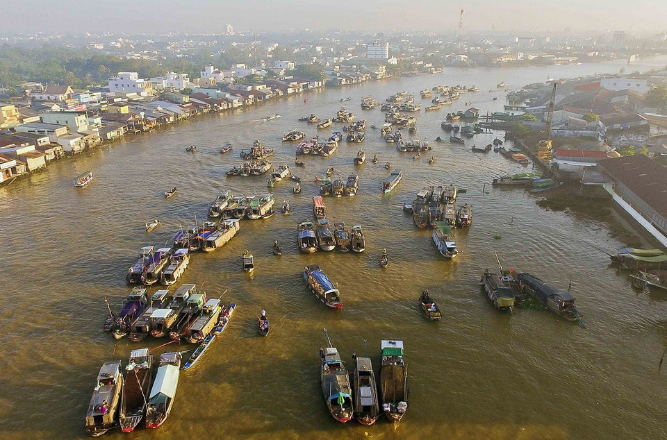 Chợ nổi Cái Răng (Cần Thơ) là điểm tham quan du lịch đặc sắc của vùng đồng bằng sông Cửu Long nói chung và thành phố Cần Thơ nói riêng, được Tạp chí du lịch Rough Guide của Anh bình chọn là một trong 10 chợ ấn tượng nhất thế giới. (Ảnh: An Hiếu/TTXVN)