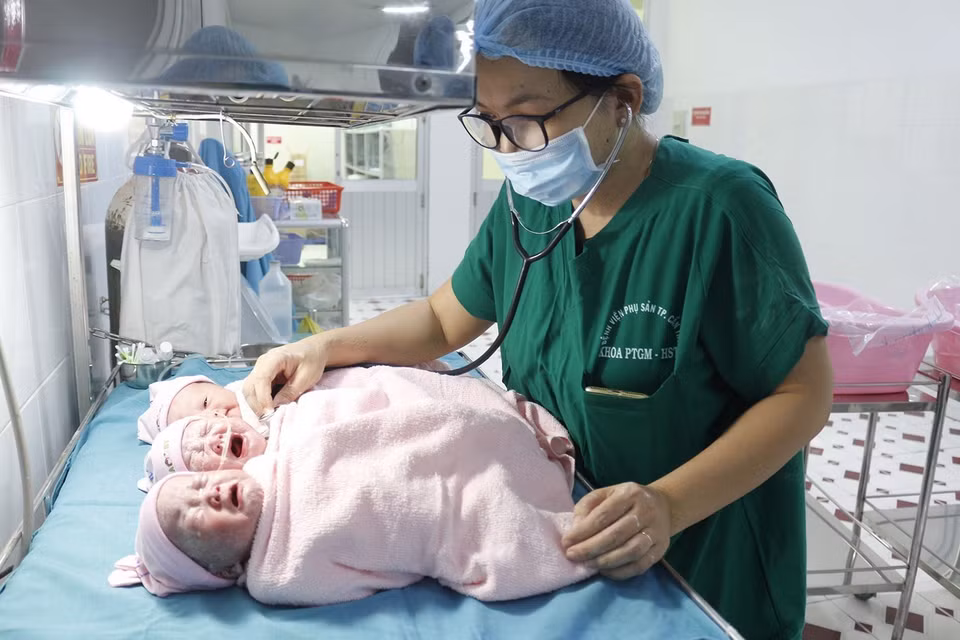 Ngày 18/4/2018, các bác sỹ Bệnh viện Phụ sản Cần Thơ phẫu thuật thành công, cứu sống một sản phụ mang tam thai hiếm gặp và đón 3 bé gái chào đời. (Ảnh: Thanh Sang/TTXVN)