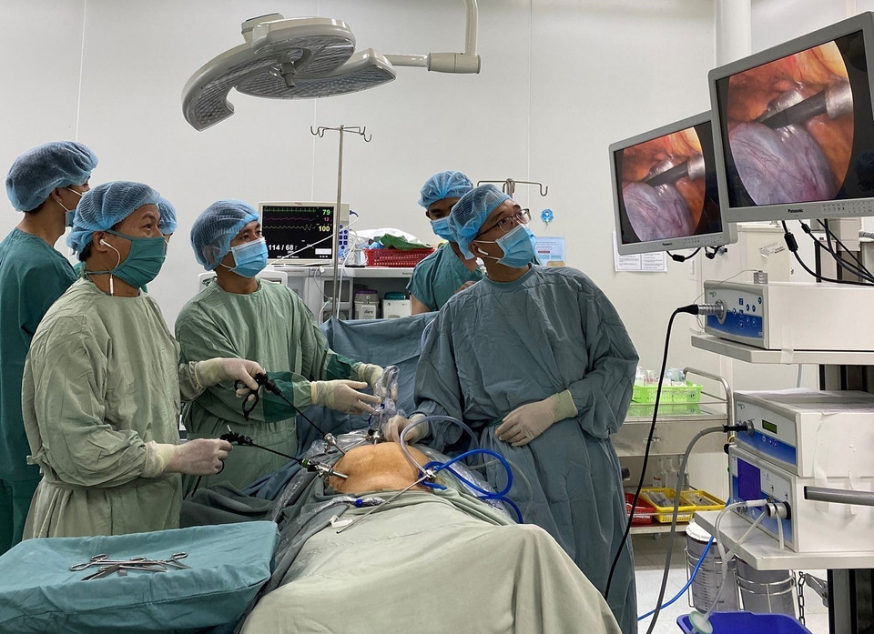 Ngành Y tế Cần Thơ đã không ngừng vượt lên khó khăn, phát triển thành trung tâm y tế của vùng đồng bằng sông Cửu Long. Trong ảnh: Bác sỹ Bệnh viện Đa khoa thành phố Cần Thơ trong một ca phẫu thuật nội soi. (Ảnh: Ánh Tuyết/TTXVN)