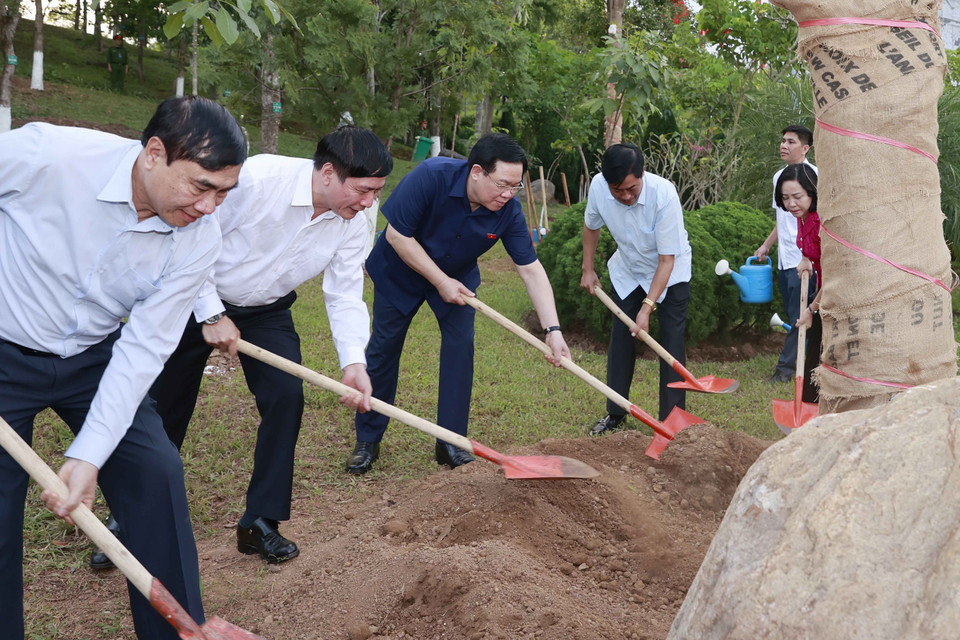 Chủ tịch Quốc hội Vương Đình Huệ và đại biểu trồng cây lưu niệm tại Đền thờ Chủ tịch Hồ Chí Minh, Quảng trường Tây Bắc, thành phố Sơn La. (Ảnh: Doãn Tấn/TTXVN)