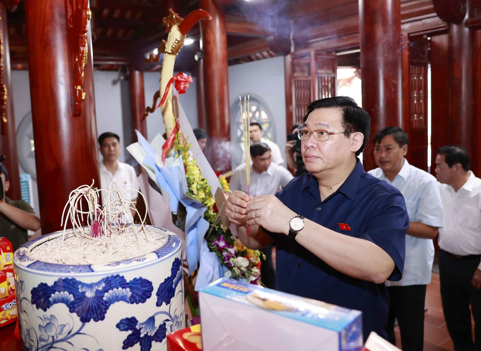 Chủ tịch Quốc hội Vương Đình Huệ và đại biểu dâng hương tưởng nhớ Chủ tịch Hồ Chí Minh. (Ảnh: Doãn Tấn/TTXVN)