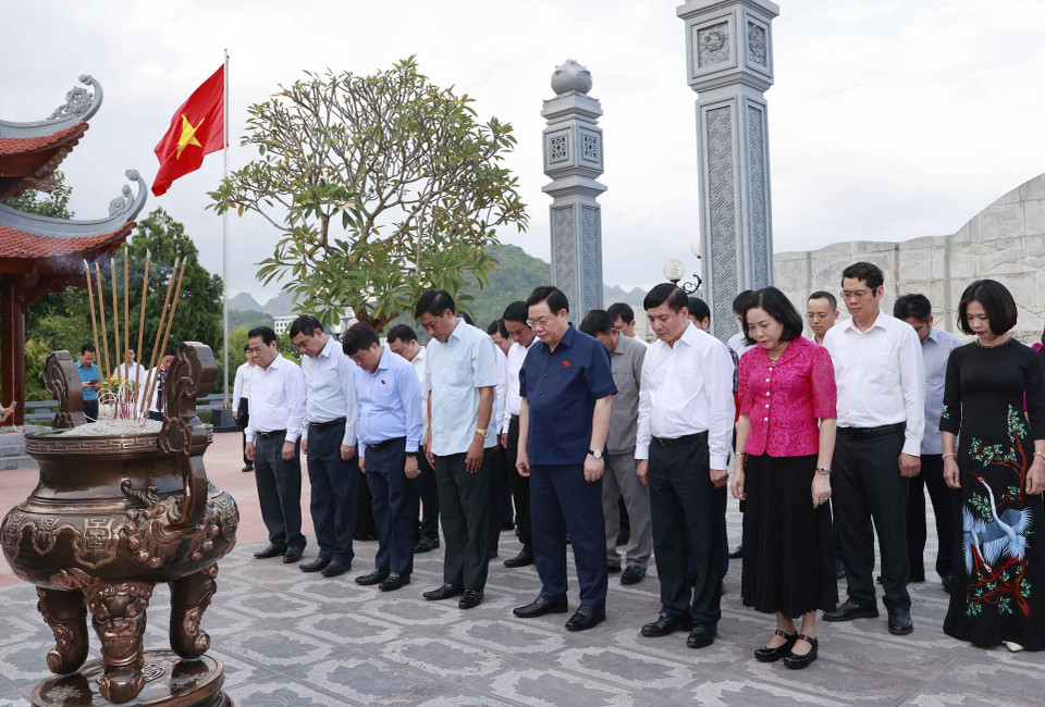Chủ tịch Quốc hội Vương Đình Huệ tưởng nhớ Chủ tịch Hồ Chí Minh. (Ảnh: Doãn Tấn/TTXVN)
