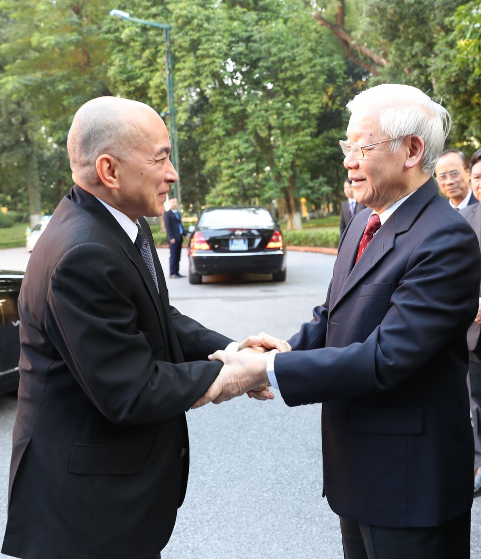 Tổng Bí thư, Chủ tịch nước Nguyễn Phú Trọng đón Quốc vương Campuchia Norodom Sihamoni. (Ảnh: Trí Dũng/TTXVN)