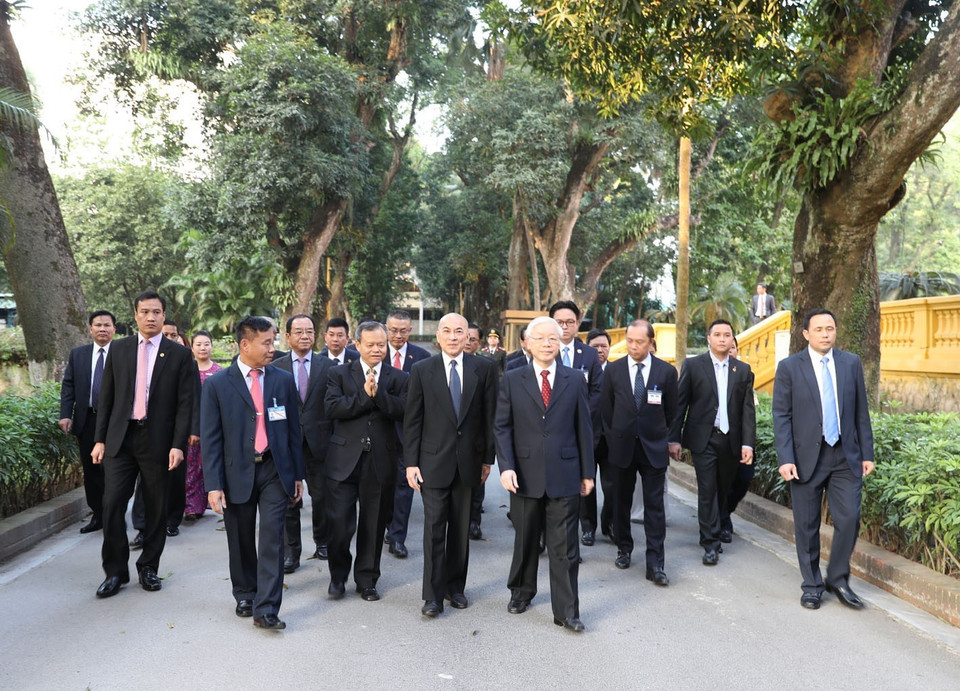 Tổng Bí thư, Chủ tịch nước Nguyễn Phú Trọng cùng Quốc vương Campuchia Norodom Sihamoni trên đường Xoài. (Ảnh: Trí Dũng/TTXVN)