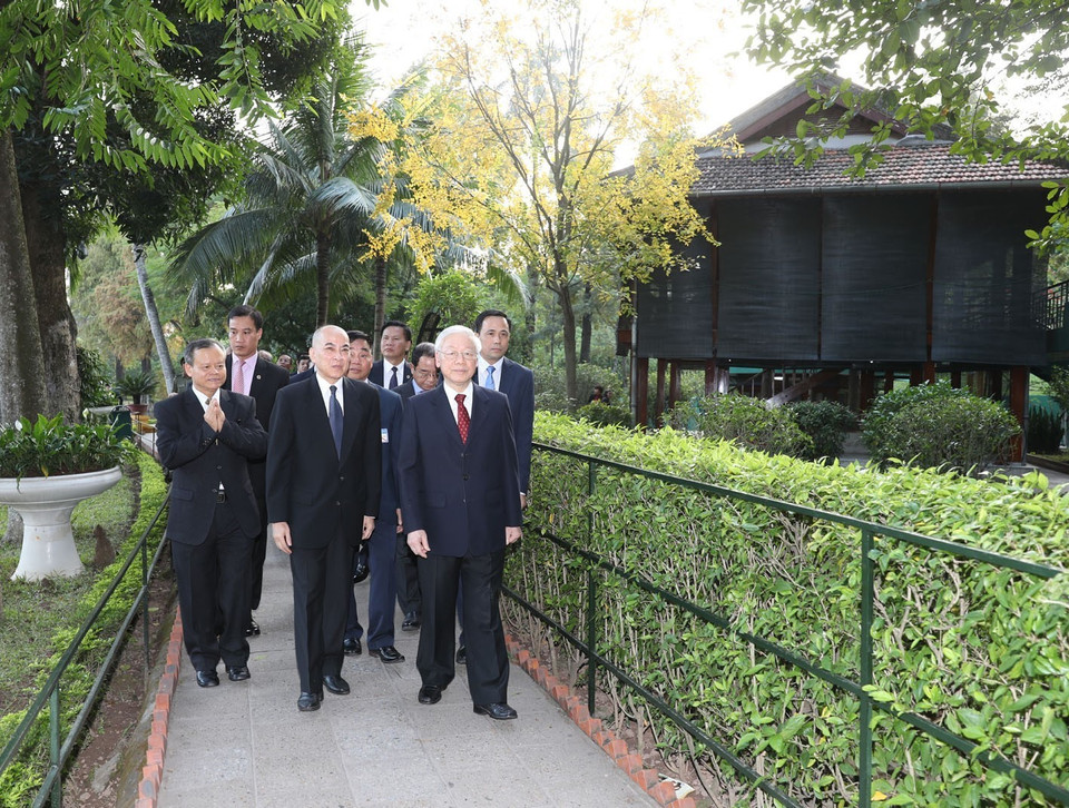 Tổng Bí thư, Chủ tịch nước Nguyễn Phú Trọng cùng Quốc vương Campuchia Norodom Sihamoni thăm Nhà sàn Bác Hồ. (Ảnh: Trí Dũng/TTXVN)