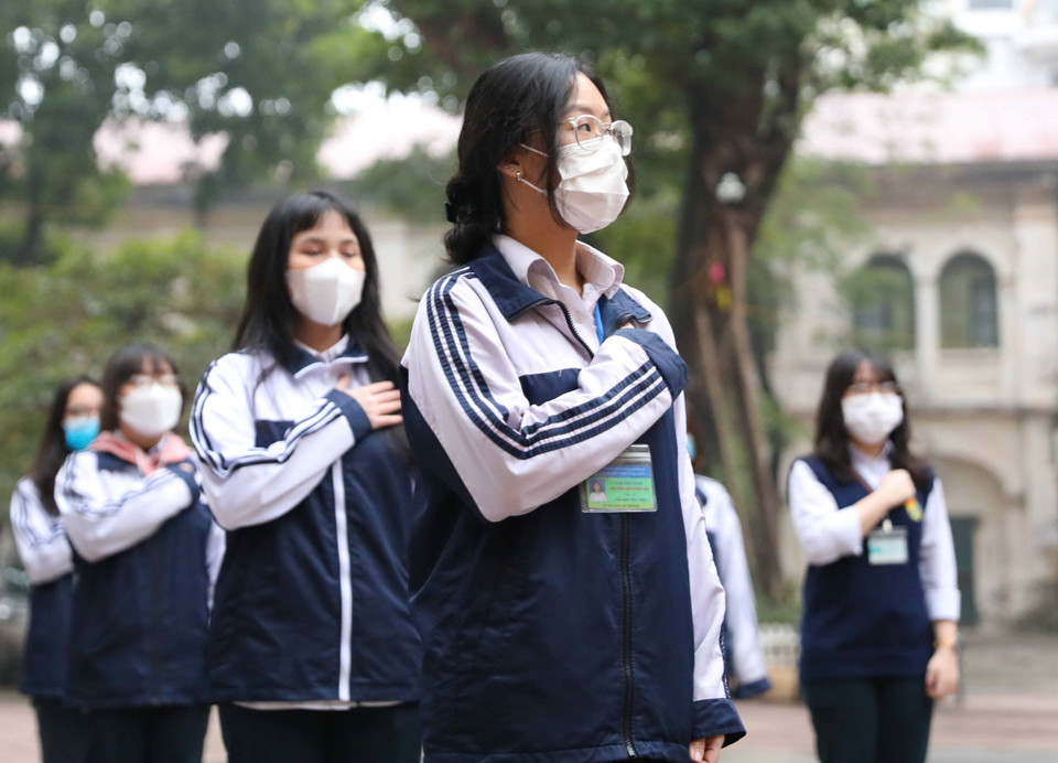 Giờ chào cờ đầu tiên trong năm mới Nhâm Dần 2022 của học sinh khối 12, trường THPT Việt Đức. (Ảnh: Thanh Tùng/TTXVN)