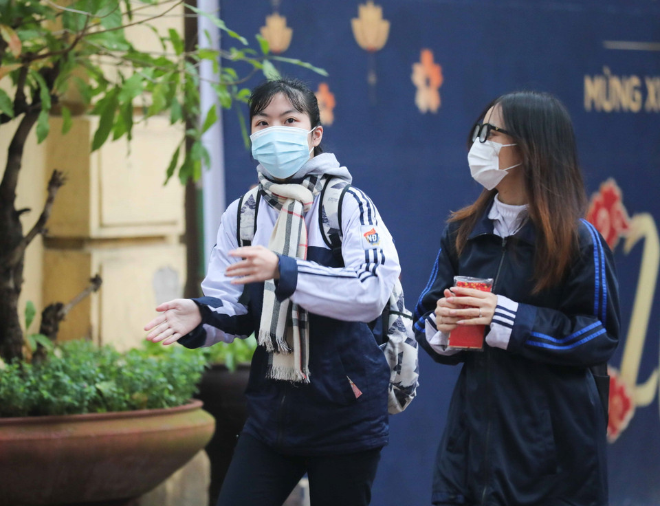 Học sinh khối 12 trường THPT Việt Đức hân hoan tới trường sau kỳ nghỉ Tết. (Ảnh: Thanh Tùng/TTXVN)