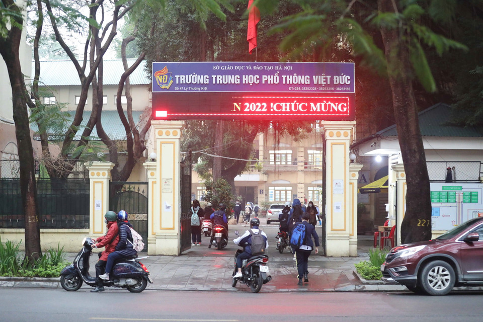 Ngày đầu tiên sau kỳ nghỉ Tết, học sinh khối 12 trường THPT Việt Đức đã trở lại trường học. (Ảnh: Thanh Tùng/TTXVN)