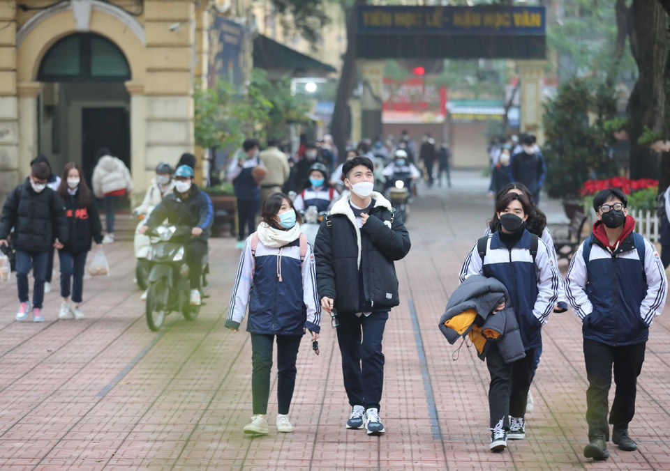 Học sinh khối 12 trường THPT Việt Đức hân hoan tới trường sau kỳ nghỉ Tết. (Ảnh: Thanh Tùng/TTXVN)