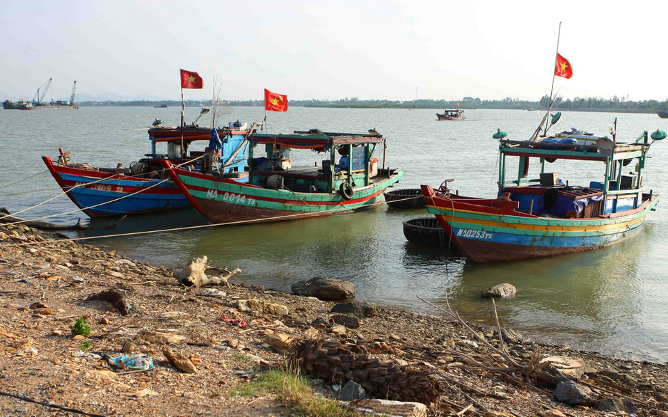 Nhiều tàu thuyền đã được kêu gọi vào bờ và neo đậu an toàn tại khu vực bờ biển Cửa Hội, thị xã Cửa Lò (Nghệ An) vào chiều 13/9. (Ảnh: Thanh Tùng/TTXVN)