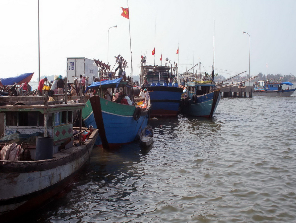 Tàu thuyền ở Phú Thuận (huyện Phú Vang, Thừa Thiên-Huế) vào bờ neo đậu an toàn. Ảnh: Quốc Việt - TTXVN