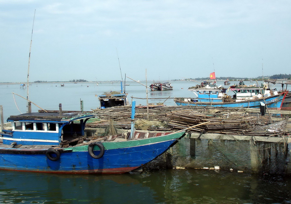 Tàu thuyền ở Phú Thuận (huyện Phú Vang, Thừa Thiên-Huế) vào bờ neo đậu an toàn. Ảnh: Quốc Việt - TTXVN