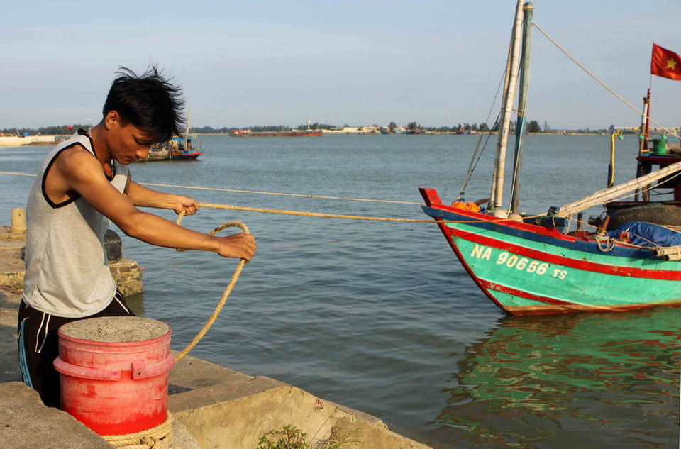 Ngư dân neo đậu tàu cá tại khu vực bờ biển Cửa Hội, thị xã Cửa Lò (Nghệ An) vào chiều 13/7. (Ảnh: Thanh Tùng/TTXVN)