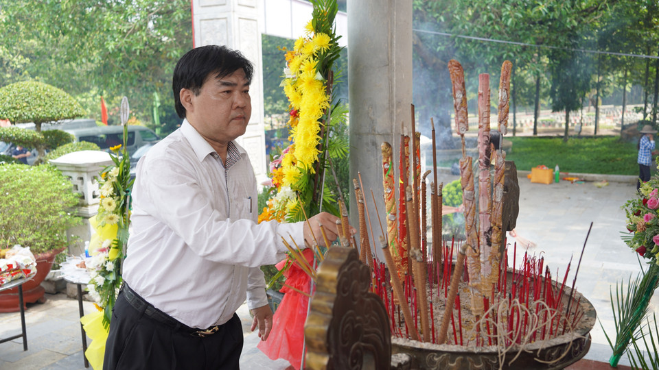 Ông Nguyễn Quốc Tuấn, Bí thư Đảng ủy, Giám đốc Cơ quan Thông tấn xã Việt Nam khu vực phía Nam, dâng hương tại Nghĩa trang Liệt sỹ Đồi 82 (huyện Tân Biên, tỉnh Tây Ninh). (Ảnh: Thanh Tân/TTXVN)
