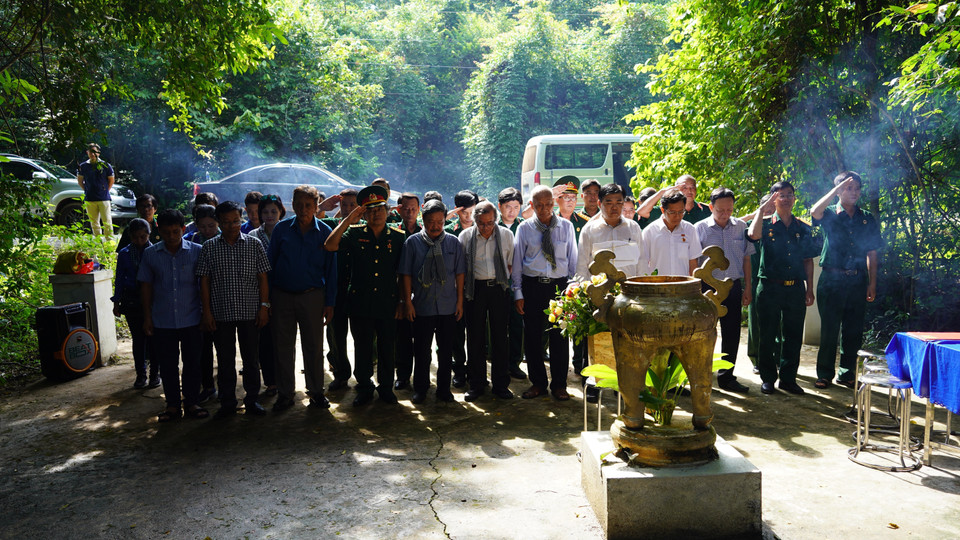 Phút mặc niệm để tưởng nhớ đến các anh hùng liệt sỹ tại Bia Thông tấn xã Giải phóng. (Ảnh: Thanh Tân/TTXVN)