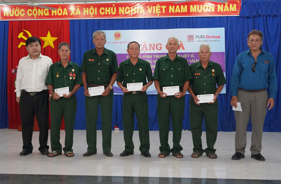 Tặng quà cho các gia đình thương binh, liệt sỹ, người có công trên địa bàn huyện Tân Biên, tỉnh Tây Ninh. (Ảnh: Thanh Tân/TTXVN)