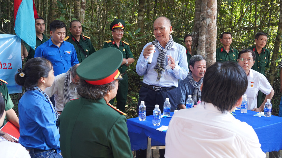 Ông Đoàn Văn Thiều (chú 4 Thiều), nhân chứng lịch sử tọa đàm ôn lại truyền thống tại Bia Thông tấn xã Giải phóng. (Ảnh: Thanh Tân/TTXVN)