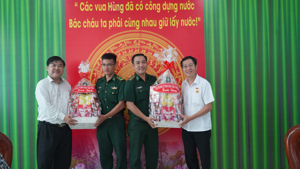 Ông Nguyễn Quốc Tuấn, Bí thư Đảng ủy, Giám đốc Cơ quan Thông tấn xã Việt Nam khu vực phía Nam (bìa trái) và lãnh đạo Công ty trách nhiệm hữu hạn một thành viên ITAXA tặng quà cho lãnh đạo Đồn Biên phòng Tân Phú và Đồn Biên phòng quốc tế Tân Nam. (Ảnh: Thanh Tân/TTXVN)