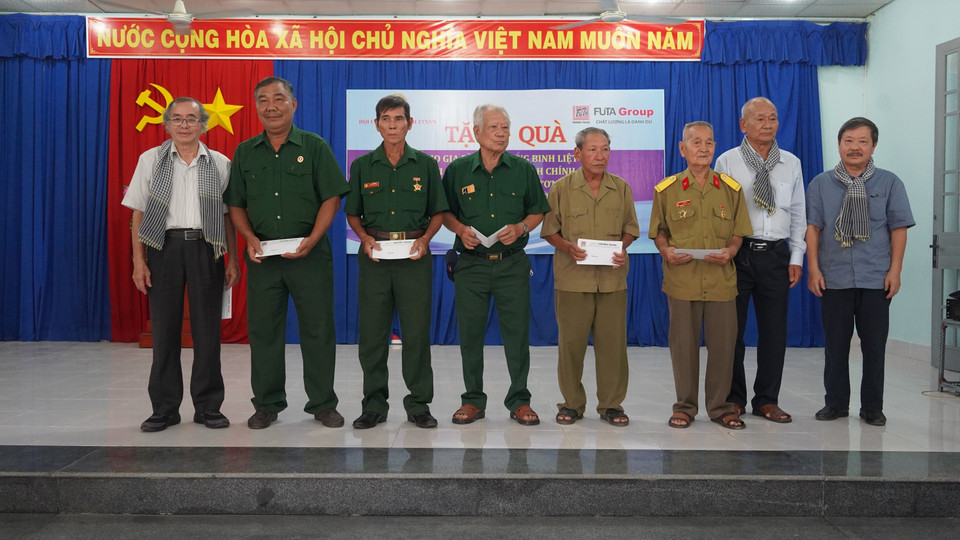 Tặng quà cho các gia đình thương binh, liệt sỹ, người có công trên địa bàn huyện Tân Biên, tỉnh Tây Ninh. (Ảnh: Thanh Tân/TTXVN)