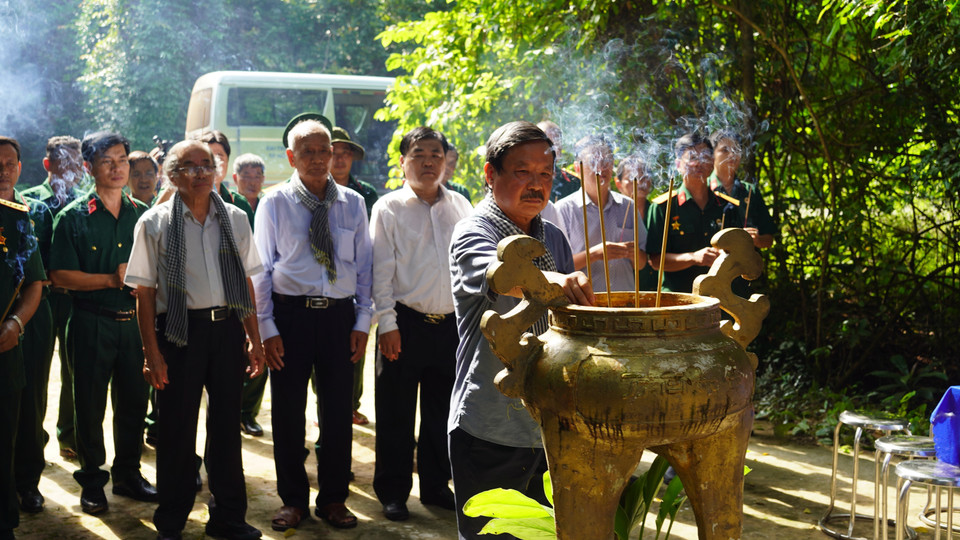 Nguyên lãnh đạo Cơ quan Thông tấn xã Việt Nam khu vực phía Nam thắp hương tại Bia Thông tấn xã Giải phóng. (Ảnh: Thanh Tân/TTXVN)