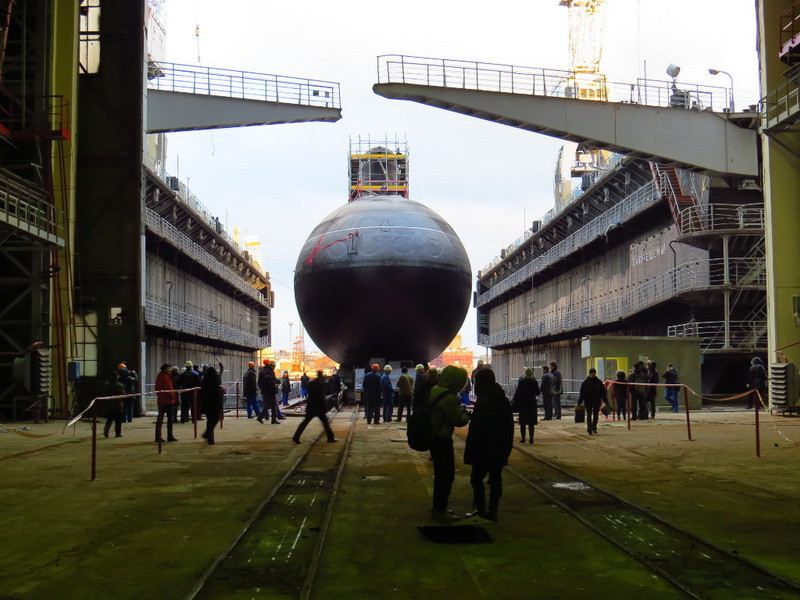 Các tàu ngầm này có tốc độ 20 hải lý/giờ, lặn sâu đến 350 mét, hoạt động tự động trong 45 ngày, thủy thủ đoàn gồm 57 người. Vũ khí gồm 6 máy phóng ngư lôi 533-mm có thể phóng ngư lôi, lên lửa hoặc dải mìn. (Ảnh: Flot.com)