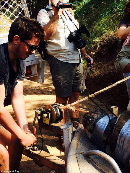 Con cá sấu tỏ ra vô cùng hung dữ và trên miệng nó vẫn còn dính máu của một con mồi. (Nguồn: Daily Mail)