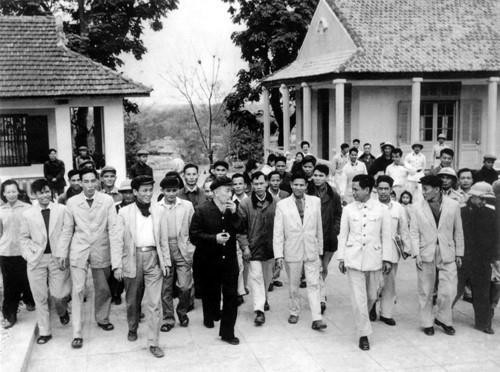 Bác Hồ trong lần về thăm Đảng bộ và nhân dân Vĩnh Phúc, ngày 2/3/1963. (Ảnh: Tư liệu TTXVN)