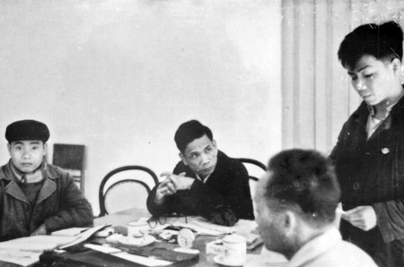 Nghị quyết 68 của Tỉnh ủy Vĩnh Phúc do Bí thư Tỉnh ủy Kim Ngọc chủ động khởi xướng đã đem một luồng sinh khí mới cho tất cả các ngành sản xuất đặc biệt là cho nông nghiệp, nông thôn, nông dân Vĩnh Phúc. Nghị quyết vừa ra đời đã được toàn Đảng, toàn dân Vĩnh Phúc hoan nghênh, đón đợi và thực hiện có hiệu quả cao trên địa bàn toàn tỉnh. Trong ảnh: Bí thư Kim Ngọc (ngồi giữa) trong một cuộc họp. (Ảnh: Tư liệu/TTXVN phát)