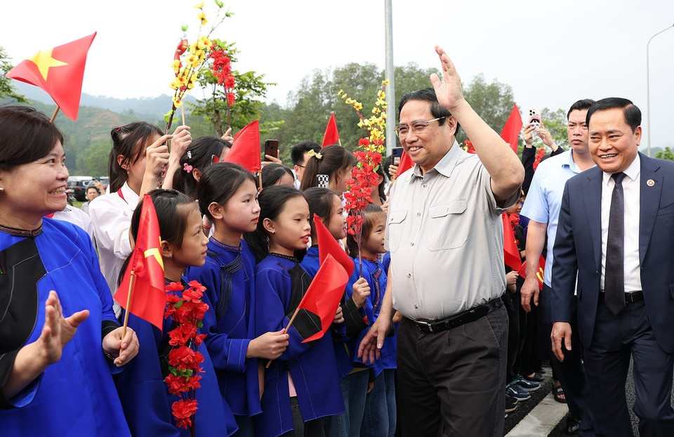 Thủ tướng Phạm Minh Chính với nhân dân vùng dự án. (Ảnh: Dương Giang/TTXVN)