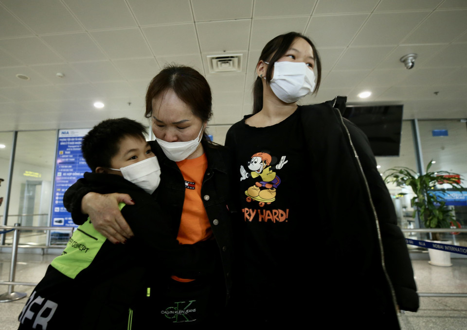 Bà Trương Thị Hạnh (quê Tuyên Quang) ra sân bay Nội Bài đón 2 con về nước; chồng bà Hạnh ở lại Ukraine giữ nhà. (Ảnh: Lâm Khánh/TTXVN)