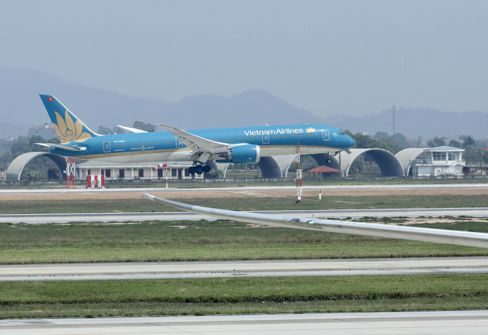 Chuyên cơ của Vietnam Airlines đưa các kiều bào hạ cánh xuống Sân bay Quốc tế Nội Bài. (Ảnh: Lâm Khánh/TTXVN)