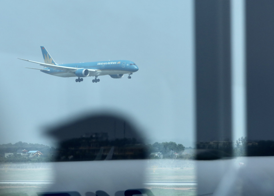 Chuyên cơ đưa các kiều bào chuẩn bị hạ cánh xuống Sân bay Quốc tế Nội Bài. (Ảnh: Lâm Khánh/TTXVN)