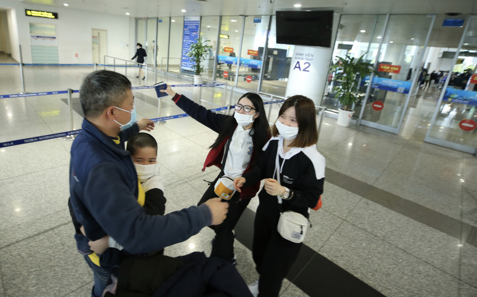 Anh Vũ Đức Bình (50 tuổi) gần 20 năm định cư ở Ukraine được 3 con ra sân bay đón. (Ảnh: Lâm Khánh/TTXVN)