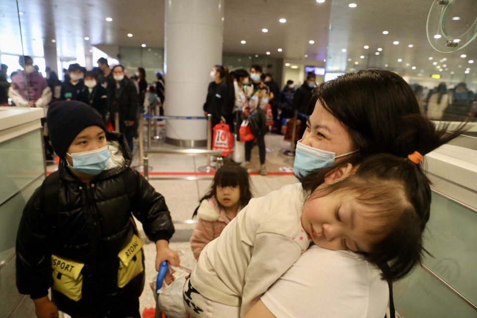 Chị Nguyễn Thị Hồng, quê Bắc Giang từng sinh sống 10 năm tại Ukraine cùng con gái 1 tuổi vui mừng được trở về nước. (Ảnh: Lâm Khánh/TTXVN)