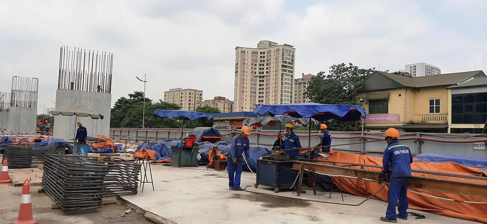 Công nhân đang uốn khung sắt để thi công cho hạng mục đổ bê tông thân trụ. (Ảnh: Việt Hùng/Vietnam+)