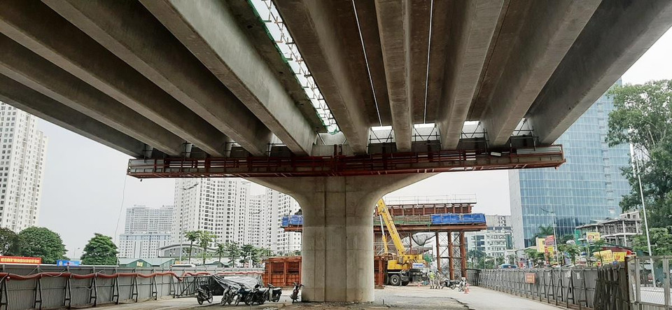 Một số bệ thân trụ hoàn thành đã được lao lắp dầm Super-T. (Ảnh: Việt Hùng/Vietnam+)