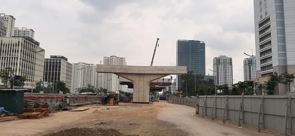 Nhà thầu đang thi công bệ thân trụ và xà mũ. (Ảnh: Việt Hùng/Vietnam+)