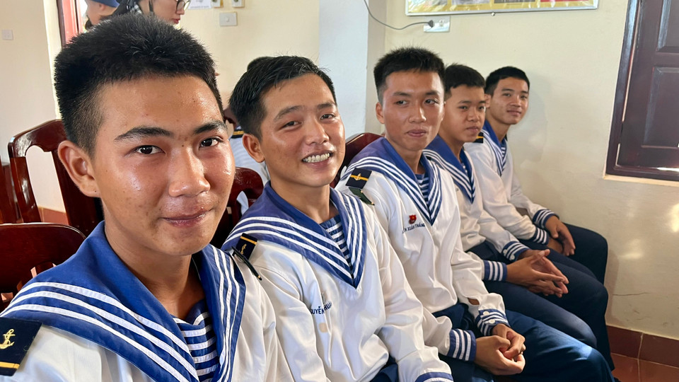 Các chiến sỹ trẻ trên đảo Sinh Tồn Đông. (Ảnh: Hạnh Nguyễn/Vietnam+)