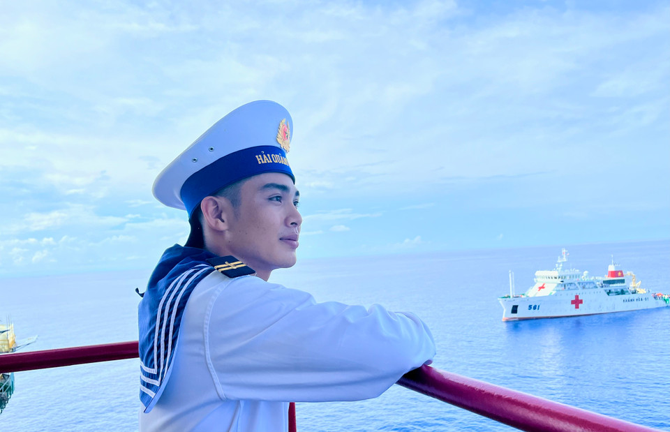 Mỗi cán bộ, chiến sĩ luôn khẳng định quyết tâm vững vàng, không nao núng tinh thần và thường xuyên nêu cao cảnh giác, xử trí khôn khéo, đúng đối sách, kiên quyết, kiên trì giữ vững chủ quyền biển, đảo của Tổ quốc trong mọi tình huống. (Ảnh: Hạnh Nguyễn/Vietnam+)