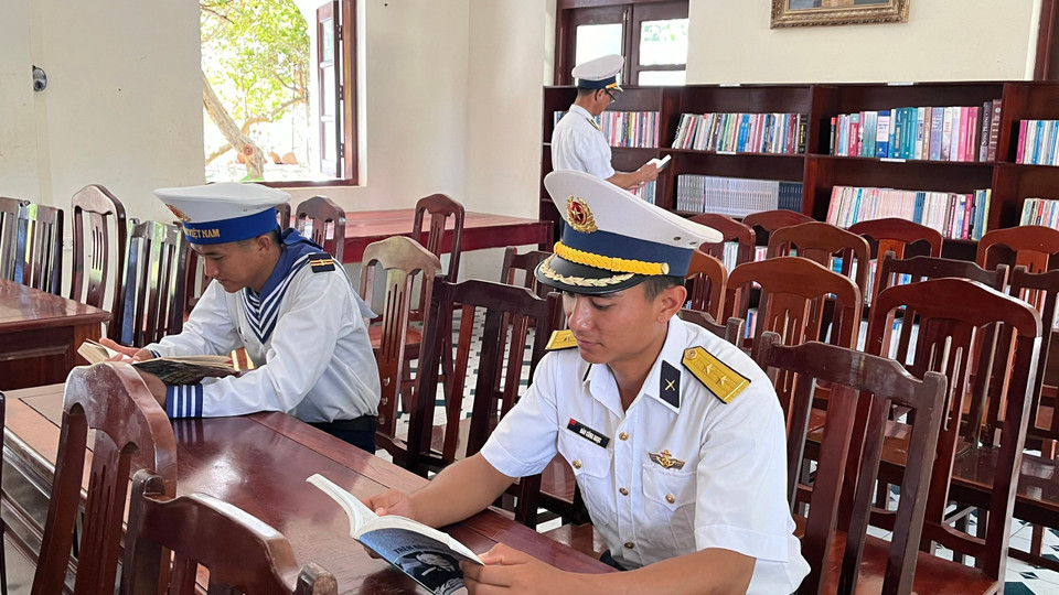 Phòng đọc sách là địa chỉ quen thuộc của các chiến sỹ sau giờ huấn luyện và công tác. (Ảnh: Hạnh Nguyễn/Vietnam+)