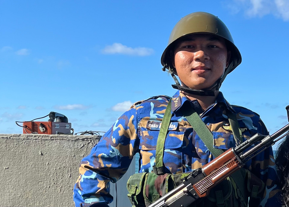 Sức nóng của thời tiết “đổ” lên thịt da những người chiến sỹ nơi biên cương đảo xa. (Ảnh: Hạnh Nguyễn/Vietnam+)