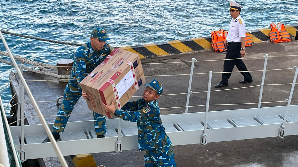 Nắng, gió và cả bão tố đã "tô thắm" vẻ đẹp can trường của những người chiến sỹ. (Ảnh: Hạnh Nguyễn/Vietnam+)