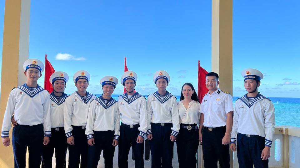 Tác giả chụp ảnh cùng với các chiến sỹ trên đảo Đá Đông. (Ảnh: Vietnam+)